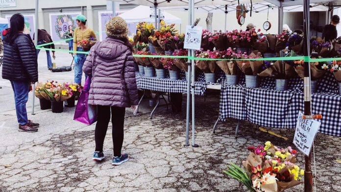 Farmers’ Markets Adopt Practices to Survive the COVID-19 Era