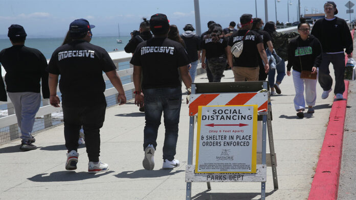 Santa Cruz in Photos: Crowds Return to Municipal Wharf