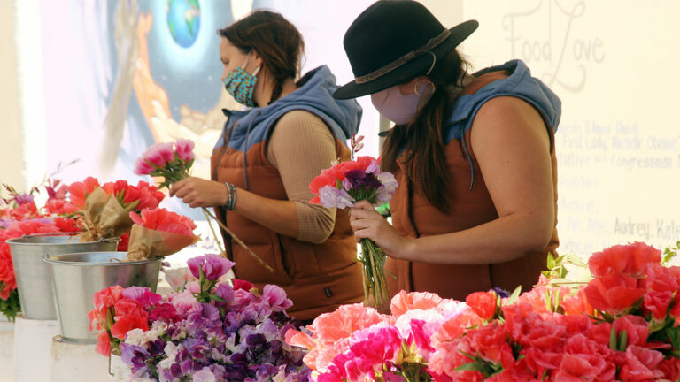 Santa Cruz in Photos: Downtown Farmers’ Market Thrives