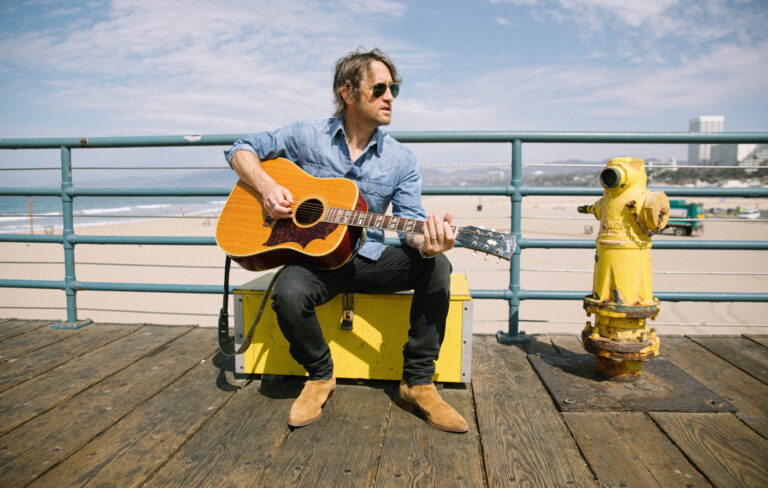 Foo Fighters’ Chris Shiflett Plays Solo at Moe’s