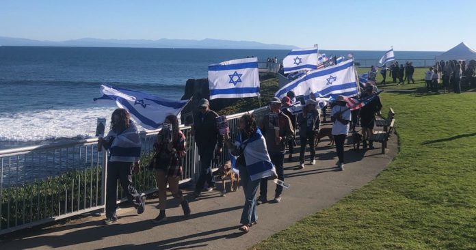 Pro-Israeli Demonstrators Rally On West Cliff