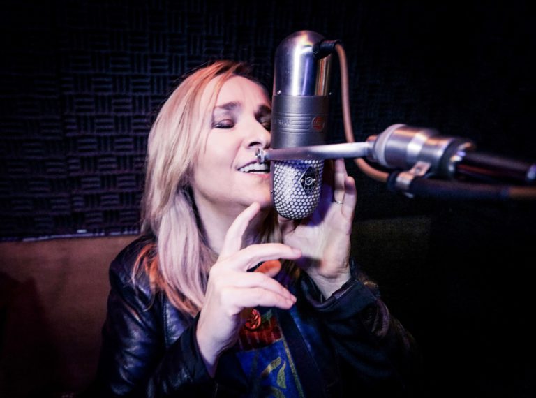 Melissa Etheridge looks back to move ahead