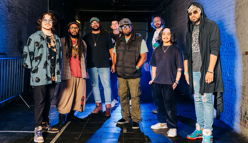 gtw2544_calendar1 Ghost Note stands togeher for a group portrait