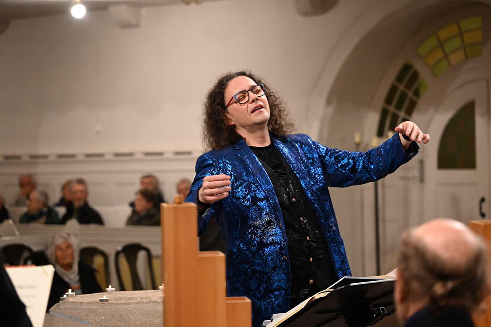 Artistic director Jörg Reddin conducting musicians during a baroque performance