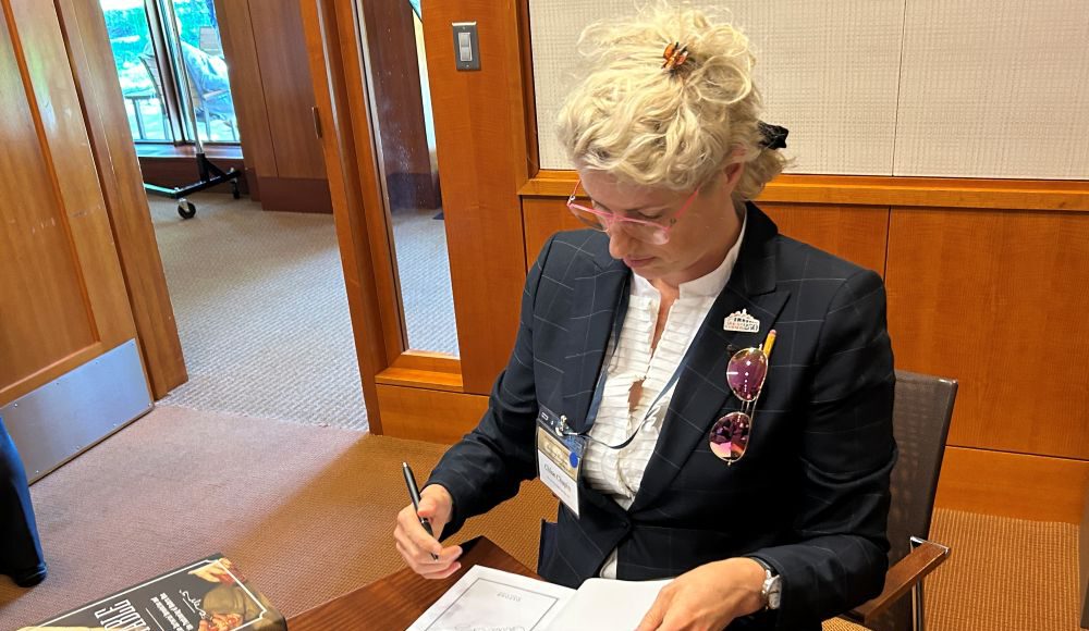 Author Chloe Chapin signs copies of Suitable at Mount Vernon